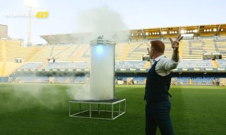 Cazorla was unveiled as Villarreal player from inside a smoke-filled chamber, with the help of a magician.