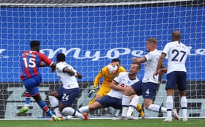 Jeffrey Schlupp of Crystal Palace scores.
