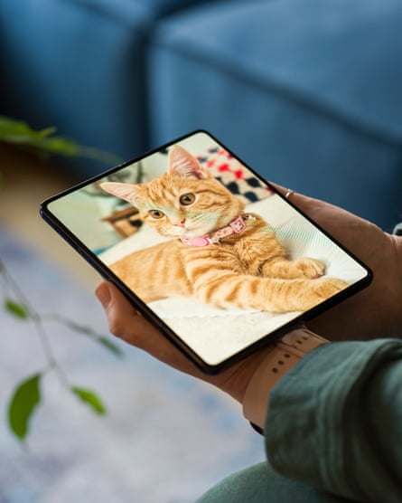 Olhando fotos no Galaxy Z Fold4.