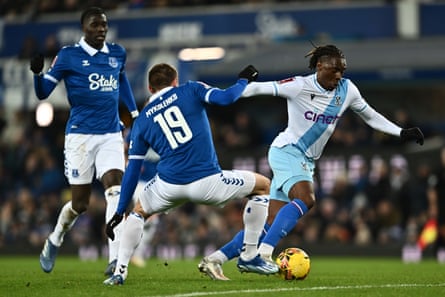 Eberechi Eze van Crystal Palace neemt het op tegen Vitaly Mikolenko van Everton tijdens de derde ronde van de FA Cup.