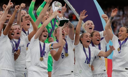 The England captain Leah Williamson lifts the trophy at the presentation ceremony