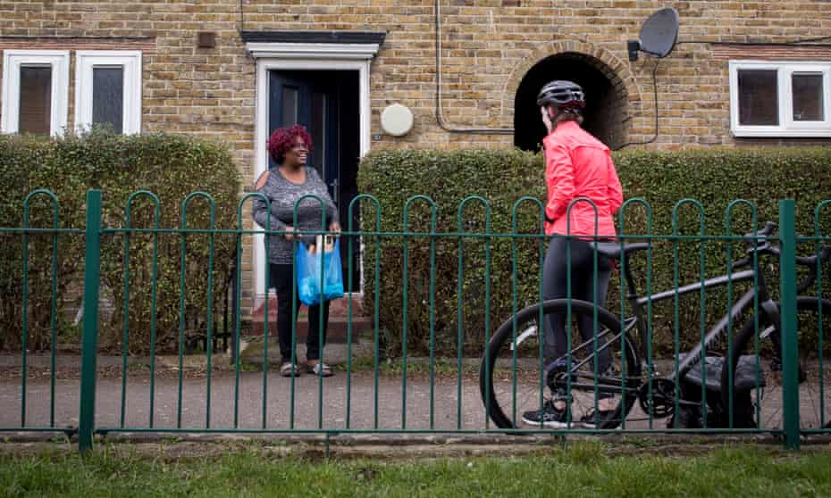 Kim drops off an ingredient delivery to Sharon, a kinship carer in south London, so she can make pizza over Zoom later that evening.