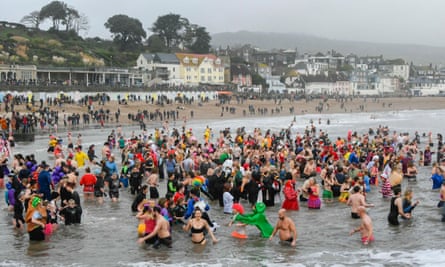 La ville de Lyme Regis, dans le Dorset, est une belle toile de fond pour une baignade le jour de l'An.