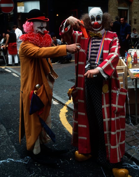 Damien Hirst (left) and Angus Fairhurst dressed as clowns at 1993’s Fete Worse Than Death.
