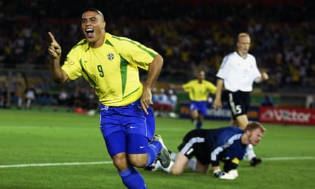 Ronaldo de Brasil celebra después de marcar el primer gol contra Alemania contra Brasil en la final de 2002.