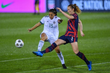 Reyna Reyes in action for Mexico against the USWNT in 2021.