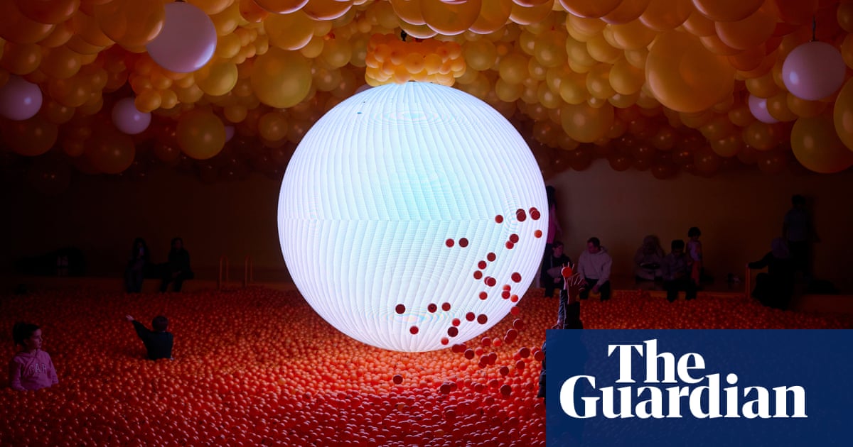 Интерактивна изложба на изкуство включва огромна яма с топки гигантски