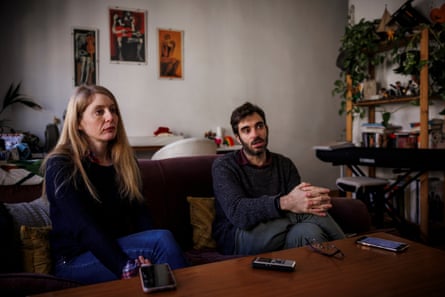 Cristina Gómez and Jaime Oteyza sat at a table in an apartment