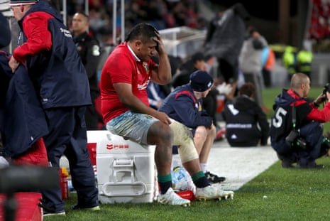 A dejected looking Mako Vunipola sits on the sidelines.