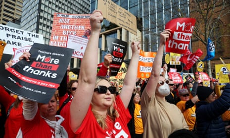 Teachers and supporters rally along Macquarie Street in Sydney