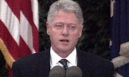 Bill Clinton talar till media i Vita huset 1999.