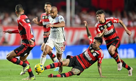 Lucas Moura dribbles through the Flamengo midfield in the Copa do Brasil final