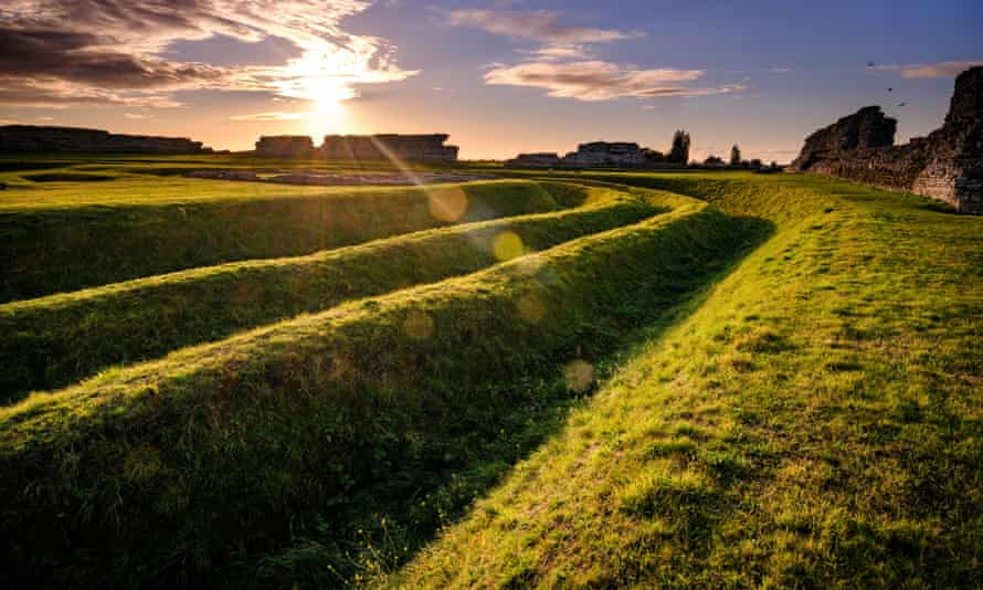 Looking west along the northern wall of theRichborough fort.