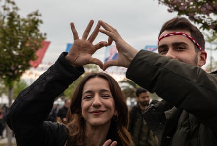 People make a heart symbol around the banner of Turkey’s opposition leader Kemal Kılıçdaroğlu.