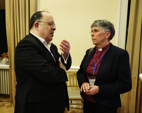 Il rabbino David Mason parla a un sostegno ai rifugiati evento