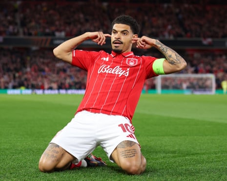 Gibbs-White's early strike decisive as Nottingham Forest edge past 10-man Porto | Europa League | The Guardian