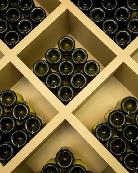Bouteilles de vin empilées prêtes à la vente dans la région de Châteauneuf du Pape en France