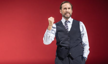 جوزف فاينس در نقش گرت ساوتگيت در انگلستان عزيز.