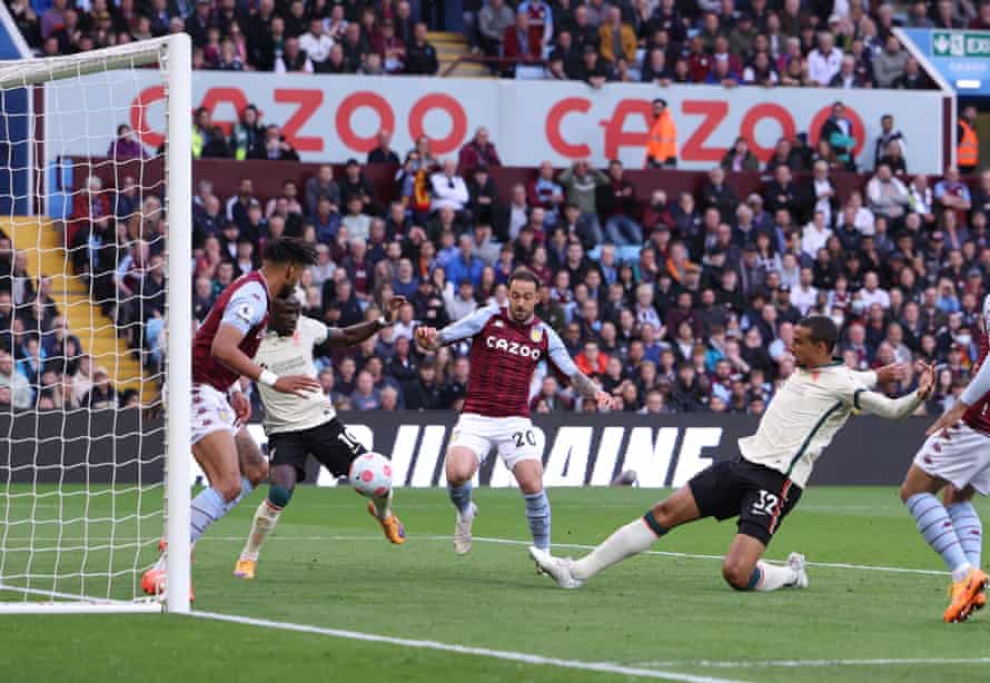 Joel Matip, do Liverpool, marca um gol para fazer o placar 1-1.