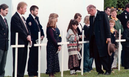 Tim Fischer speaks with friends, relatives and community representatives during a the Port Arthur memorial, 19 May 1996