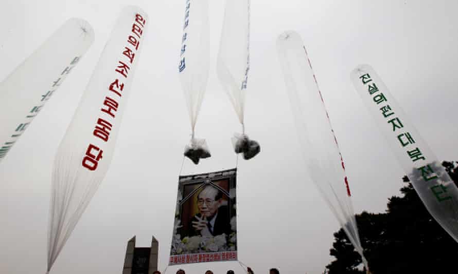 Un retrato  del fallecido desertor norcoreano Hwang está colgado en globos mientras los ex desertores norcoreanos se preparan para liberarlos hacia el Norte.