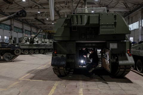 Mechanics repair AS90 self-propelled howitzer system at the location qhiukiuiqkeinv