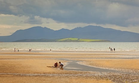 Ettrick Bay on the Isle of Bute, with the island of Inchmarnock and Arran mountains in the background.