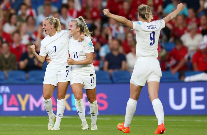 Beth Mead, Lauren Hemp y Ellen White celebran durante la ruta de Noruega