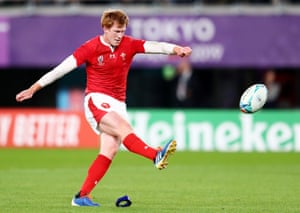 Rhys Patchell of Wales kicks the penalty.