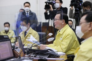 Kim Boo-kyum at a meeting of the Covid response meeting on Wednesday in Suwon.