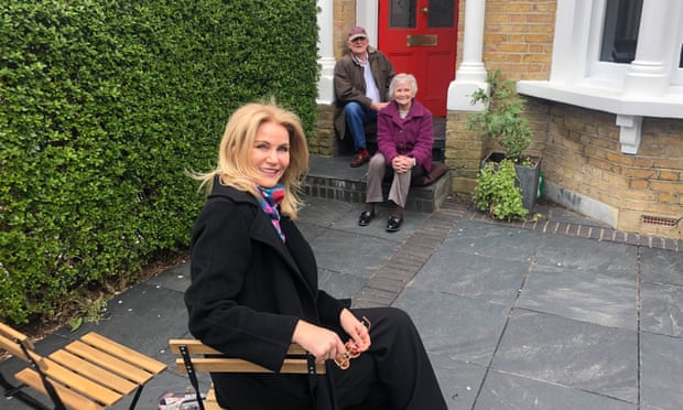 Helle Thorning-Schmidt visiting Neil and Glenys Kinnock, all sitting outside on the front drive