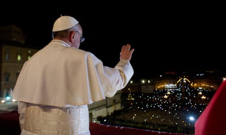 Papa Francesco appare sul balcone della Basilica di San Pietro in Vaticano il 13 marzo 2013 dopo essere stato eletto dal conclave dei cardinali.