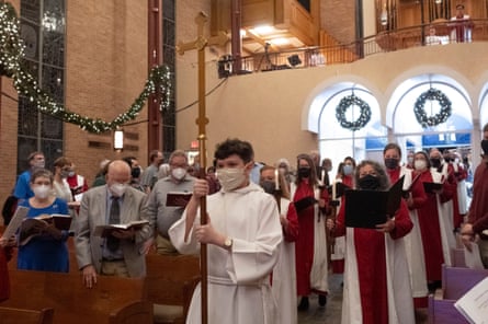les gens au service religieux de noël