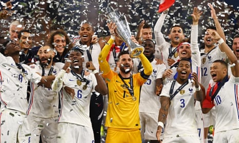 Hugo Lloris lifts the Nations League trophy for France!