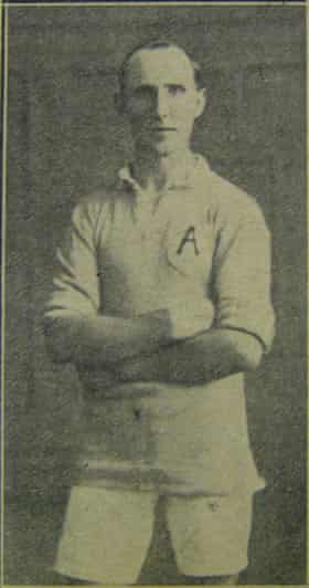 100 Jahre Socceroos: Wie Der Pazifik Pionierarbeit Für Nummerierte Fußballtrikots Leistete | Australien 1 Alex Gibb, Der Kapitän Von Australien Für Das Gesamte Länderspiel Des Landes.