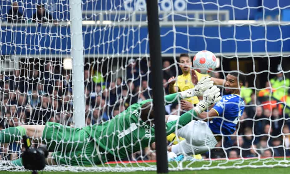 Jordan Pickford denies César Azpilicueta with a remarkable save in Everton’s 1-0 victory over Chelsea.
