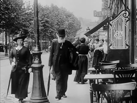 Paris « s'est féminisé » à cause de la première guerre mondiale ;  peu d'hommes sont vus dans le film