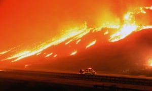Fuego desborda la carretera estatal 101 cerca de Ventura, California