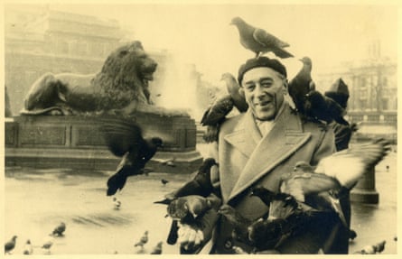 Koch in Trafalgar Square covered in pigeons.