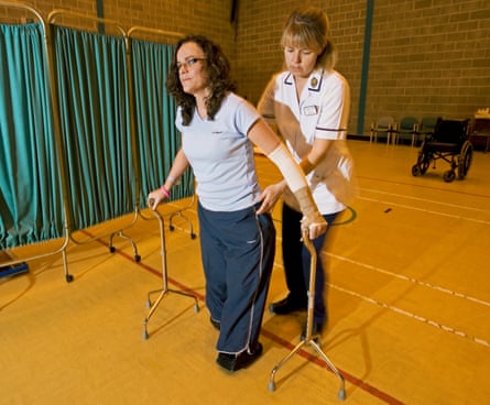 Wright wird 2005 von der Physiotherapeutin Maggie Uden im St. Mary's Hospital in Roehampton dabei geholfen, wieder laufen zu lernen.