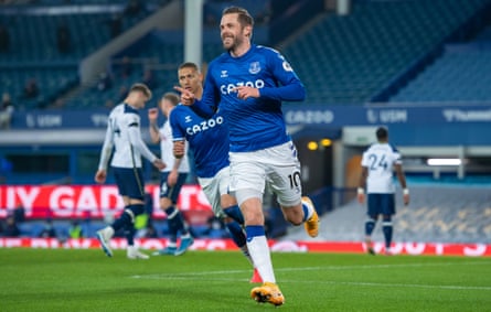 Gylfi Sigurdsson shows his delight after putting Everton ahead.