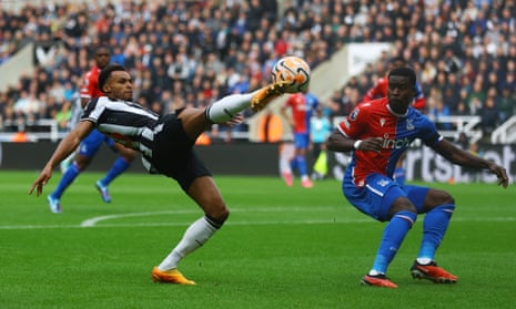 Newcastle United's Jacob Murphy scores their first goal against Crystal Palace.