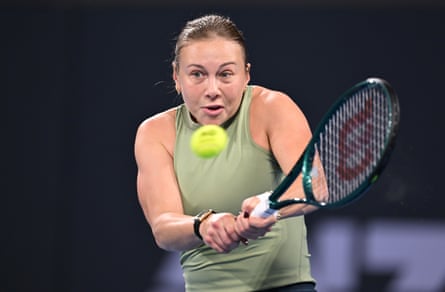 Amanda Anisimova plays a backhand in the Brisbane International