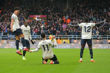 West Ham players respond aft Taty Castellanos scored their 2nd goal.