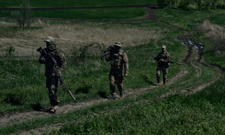 Francotiradores del ejército ucraniano cambian de posición frente a las tropas rusas cerca de Bakhmut, región de Donetsk.