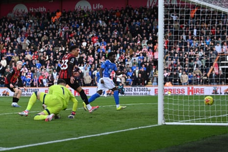 Mayenda scores a goal