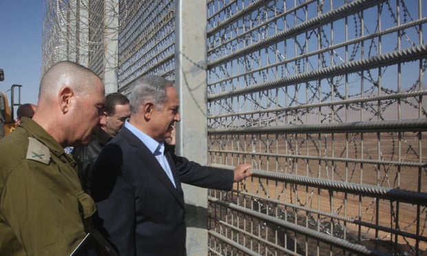 Binyamin Netanyahu inspects the new fence at the border between Jordan and Israel near Eilat