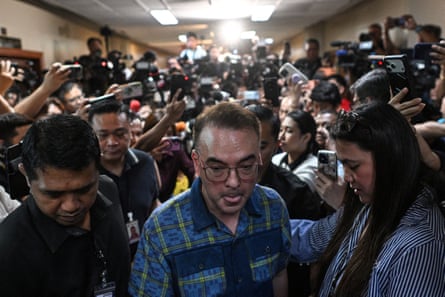 Cayetano surrounded by press