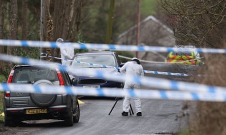 Un investigador forense del Servicio de Policía de Irlanda del Norte fotografía el complejo deportivo después del tiroteo.