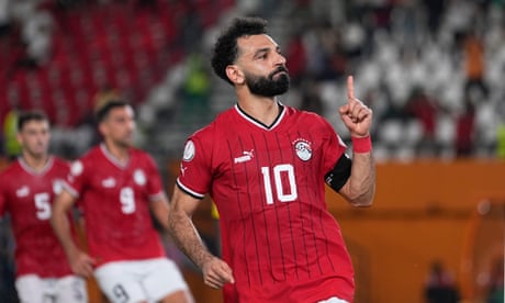 Mo Salah penalty rescues Egypt in stoppage time on day of Afcon shocks